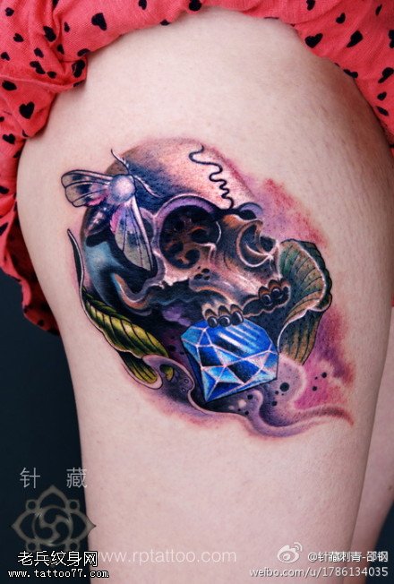 女性腿部newschool风格的骷髅飞蛾图案