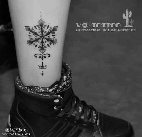 女性脚踝雪花纹身图案