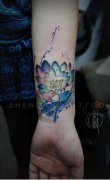 女性手腕彩色莲花纹身图案