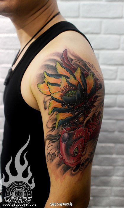 武汉技术最好的女纹身师制作的手臂招财鲤鱼莲花纹身作品