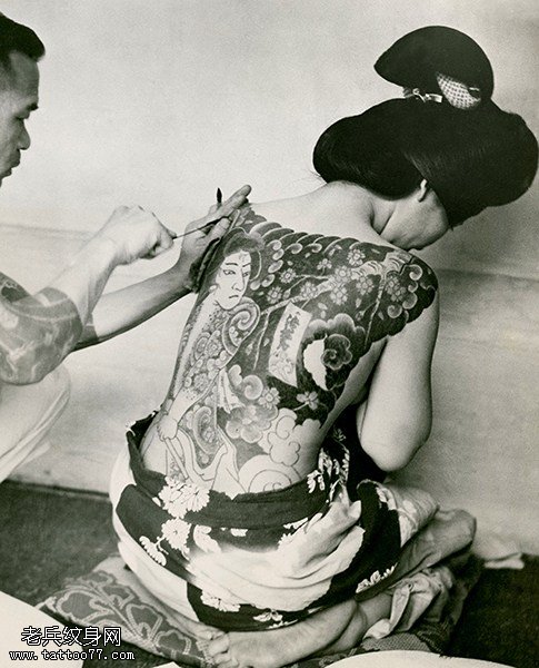 如今，日本女性对纹身的看法越来越开放，浮世绘式的纹身也逐渐变少，个性化的纹身越来越多。纹身不再总与“黑帮”联系在一起，慢慢转向了“时尚”的道路。