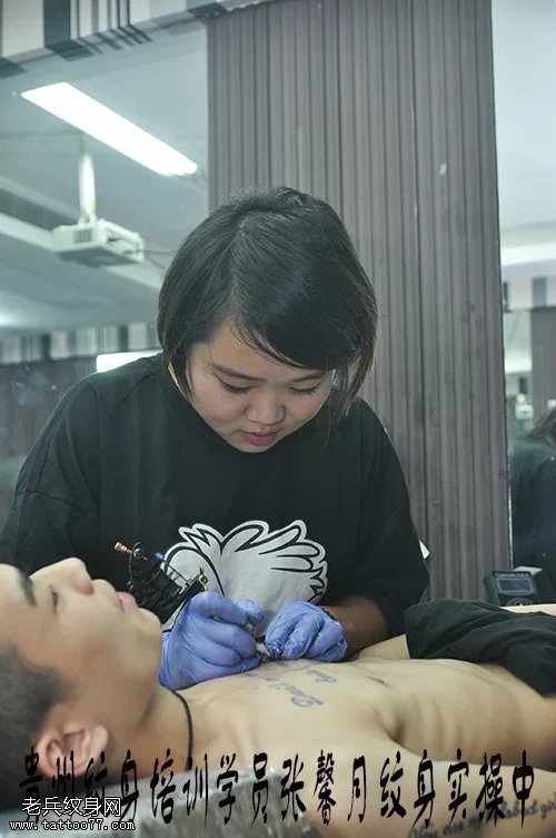 武汉专业学纹身学校学员张馨月胸口纹身图案实操中