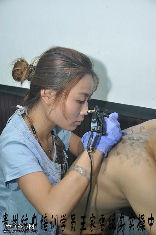 武汉老兵纹身学校学员王家雪后背天使纹身图案实操中