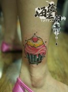 女性腿部彩色蛋糕纹身图案由纹身馆提供