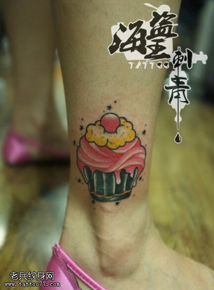 女性腿部彩色蛋糕纹身图案