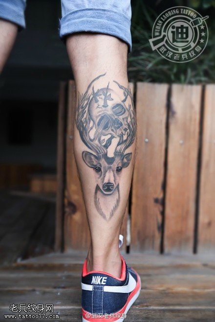 武汉纹身师喻迪一个月前制作的小腿鹿纹身作品恢复后效果
