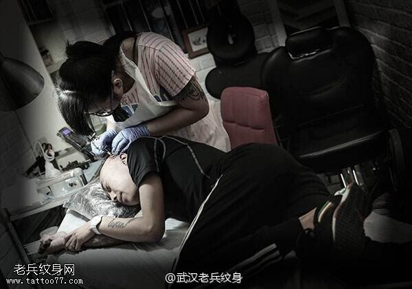 武汉80后女纹身师制作头部纹身图案过程