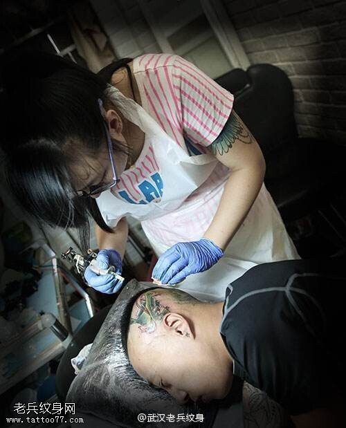 武汉80后女纹身师制作头部纹身图案过程