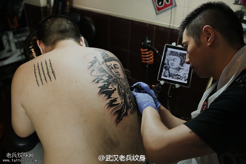 孔雀大明王纹身图案兵哥制作过程