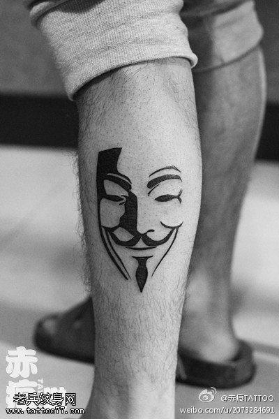 腿部V字仇纹身图案