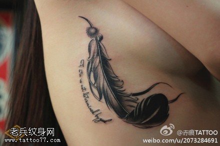 女性胸部羽毛纹身图案