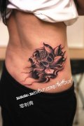 女性腰部莲花纹身图案由武汉刺青馆提供