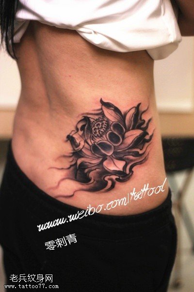 女性腰部莲花纹身图案