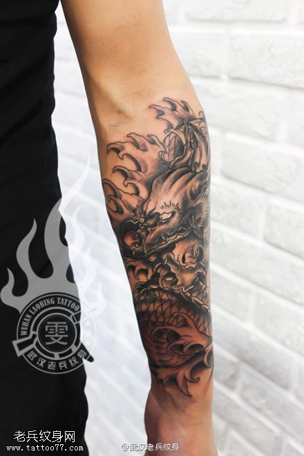 武汉专业女tattoo师制作的小花臂传统龙纹身作品