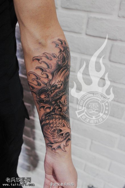 武汉专业女tattoo师制作的小花臂传统龙纹身作品