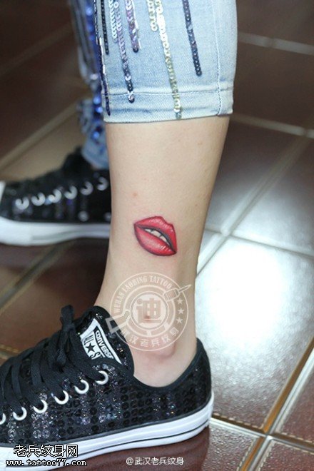 武汉最好的tattoo店制作的脚踝性感觜唇纹身作品