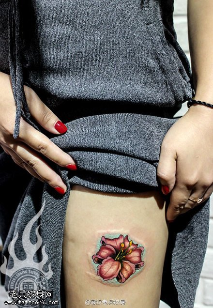 武汉最好的女纹身师制作的腿部百合花纹身作品
