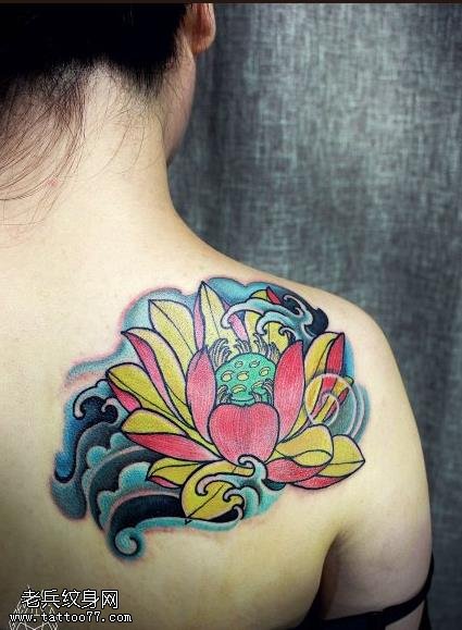 女性背部彩色莲花纹身图案