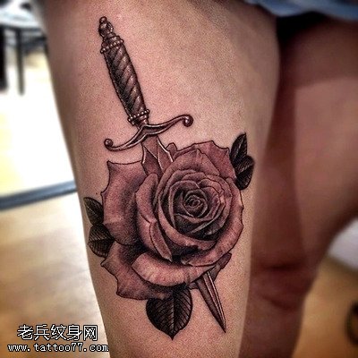 女性玫瑰花匕首纹身图案由武汉纹身店推荐