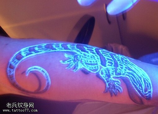 手臂荧光壁虎纹身图案