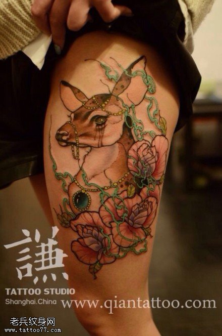 女性彩色腿部彩色玫瑰花鹿纹身图案