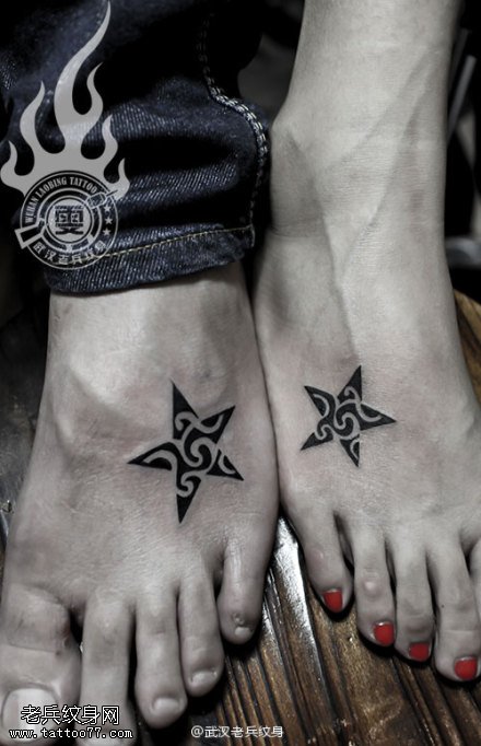 脚背情侣五角星纹身作品由武汉女纹身师制作
