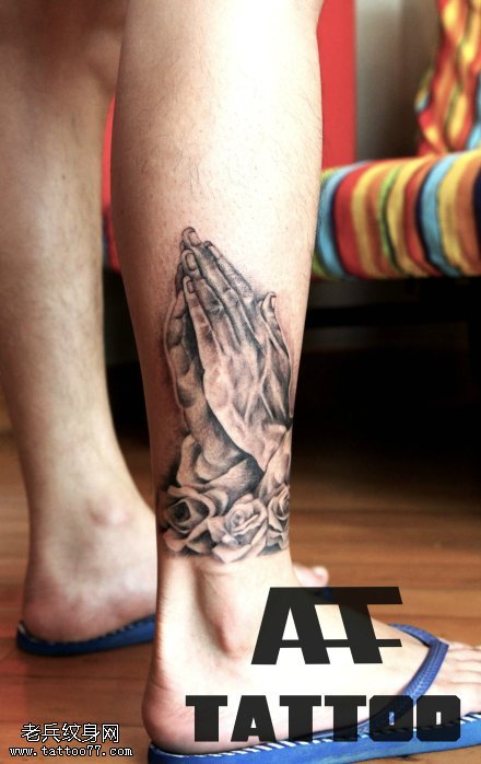 腿部祈祷之手玫瑰花纹身图案