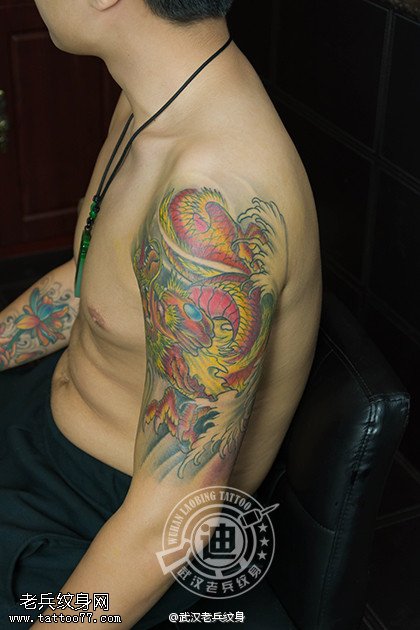 武汉纹身师为冰球教练打造的大臂传统龙纹身作品
