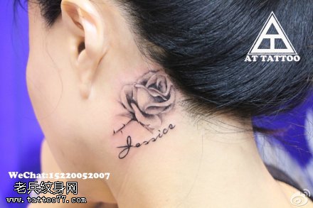 女性耳后玫瑰花纹身图案由武汉纹身馆提供