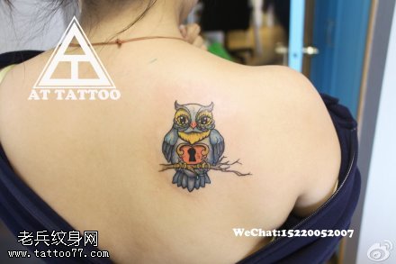 女性肩背彩色猫头鹰纹身图案