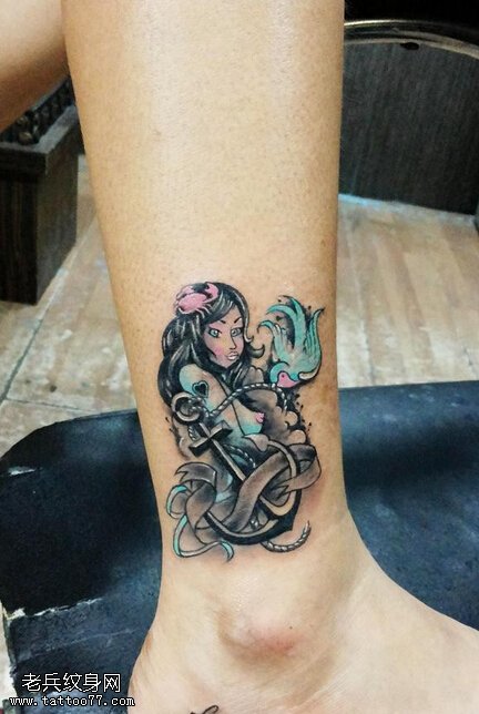 女性腿部彩色船锚女郎纹身图案