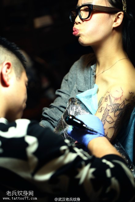 为江夏美女制作手臂纹身图案花絮