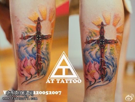 腿部彩色水墨十字架纹身图片