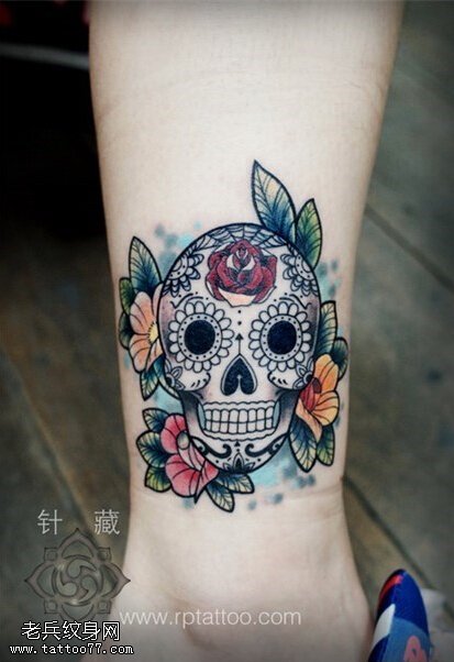 女性腿部彩色花骷髅玫瑰纹身图片