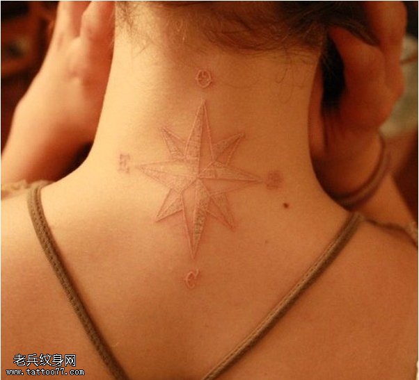 女性颈部白色五角星纹身图案