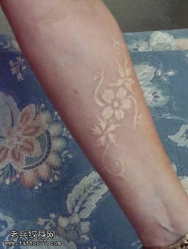 女性手臂隐形白色花纹身图案