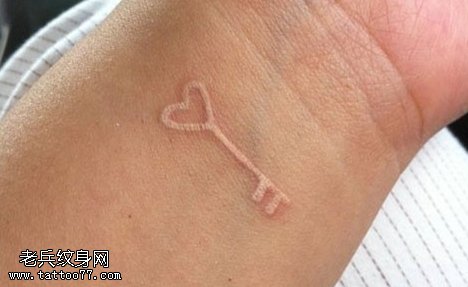 武汉最好的纹身店推荐一款隐形白色手腕钥匙纹身图案