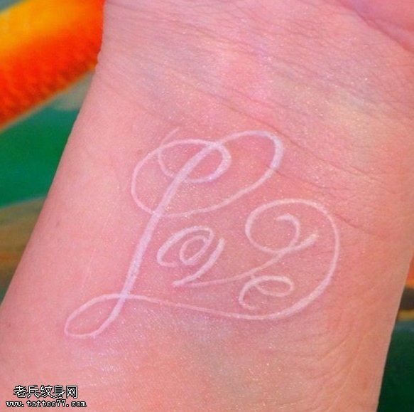 白色隐形爱心字母纹身图案由武汉刺青店提供