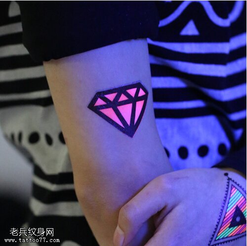 女性手臂荧光钻石纹身图案