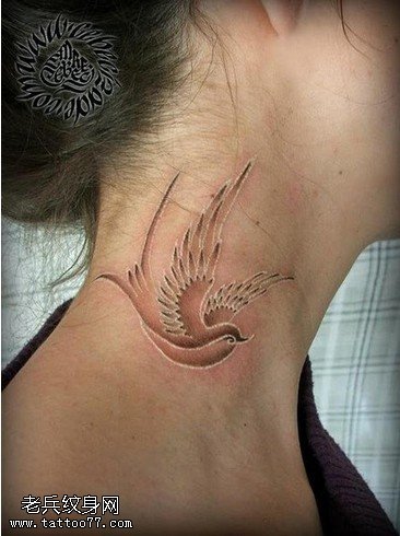 女性颈部白色隐形燕子纹身图案