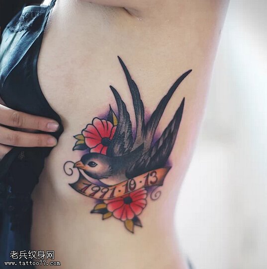 女性侧腰彩色燕子花纹身图案