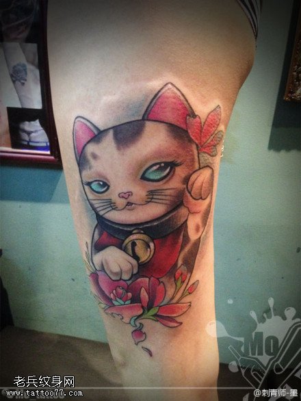 腿部彩色招财猫纹身图片