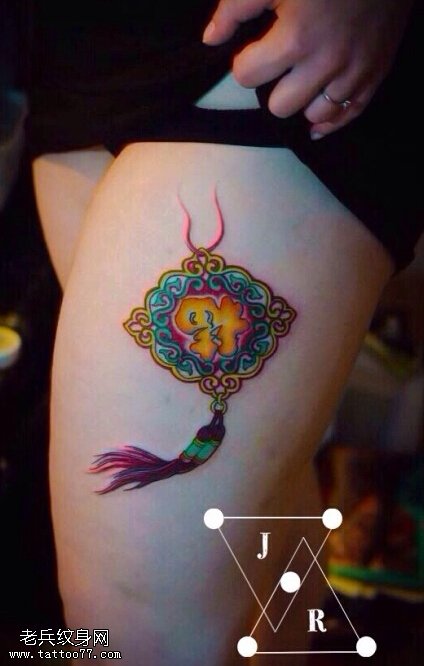 女性腿部彩色福袋纹身图片