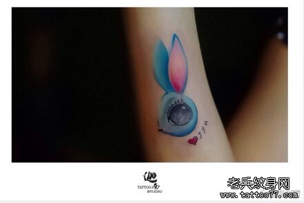 手臂彩色兔子纹身图案由武汉纹身店提供