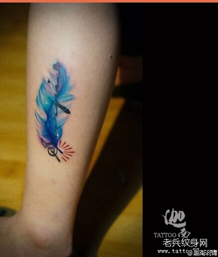 腿部彩色羽毛纹身图案由武汉刺青店提供