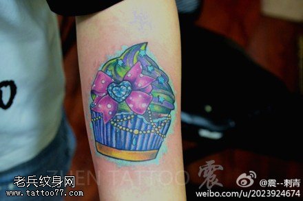 手臂彩色蝴蝶结蛋糕纹身图案