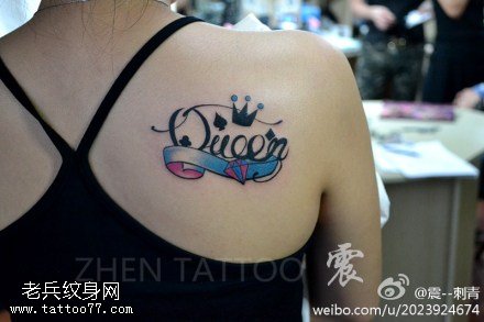 女性背部字母纹身图案
