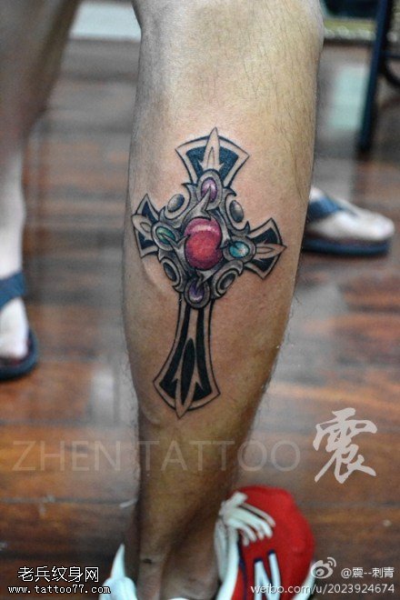 腿部彩色个性十字架纹身图案
