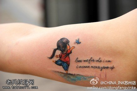 手臂彩色小女孩字母纹身图案