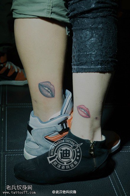 武汉顶级纹身店制作的脚踝情侣嘴唇纹身作品